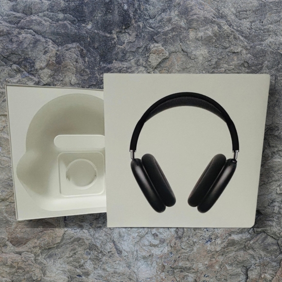 Apple AirPods Max - Midnight Black - Picture 7 of 10